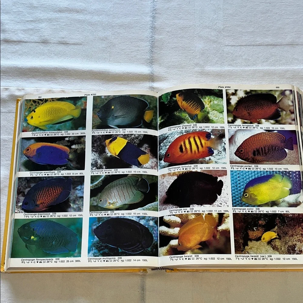 's Atlas of Marine Aquarium Fishes - Vibrant Yellow Cover